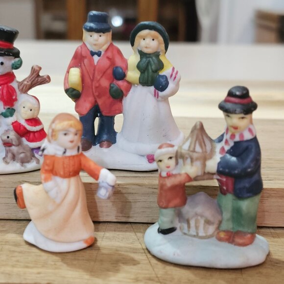 4 Porcelain Christmas Village Figurines Set Snowman & Family Scenes 2-1/4" talle - Picture 2 of 7
